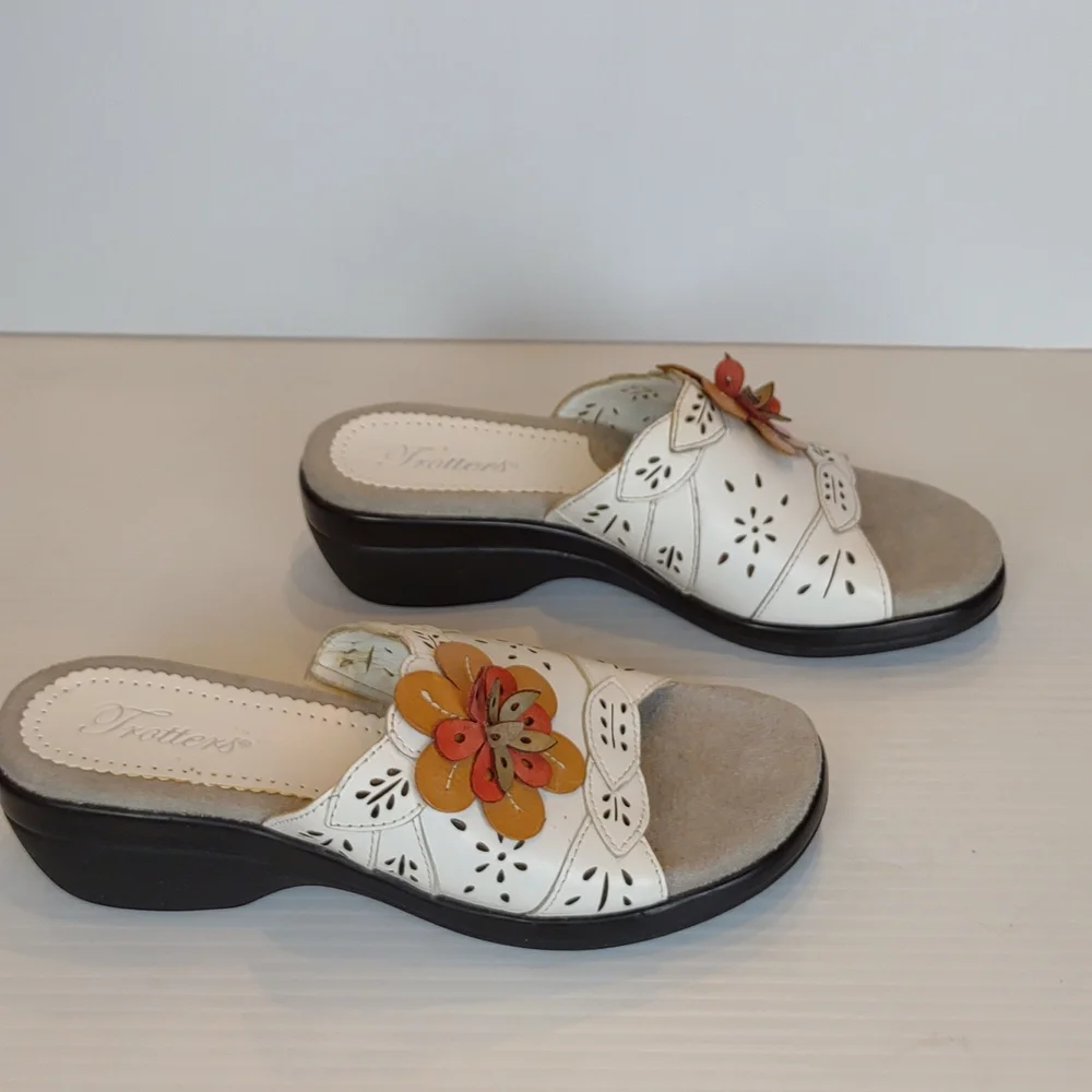 Trotters White Leather Cutout OpenToe Wedge Platform Slide Leather Flower Narrow